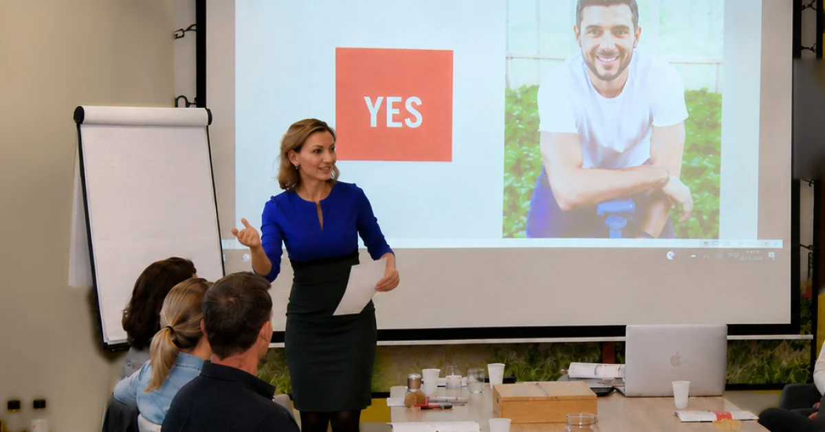 Agata Wolters van Language Switch geeft een training over de ja-cultuur aan leidinggevenden