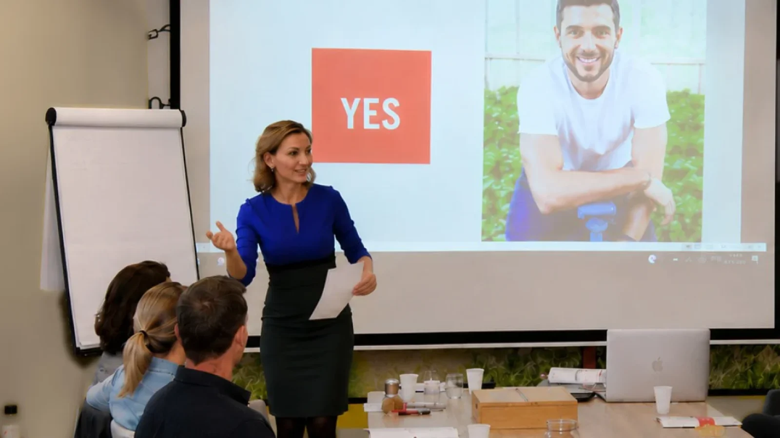 Agata Wolters van Language Switch geeft een training over de ja-cultuur aan leidinggevenden